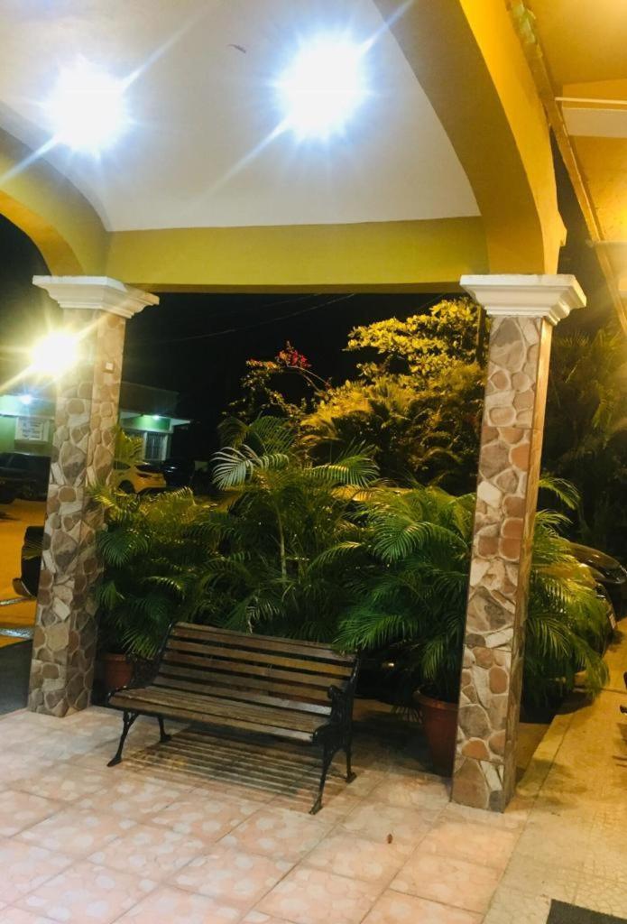 Hotel El Reformador Пуерто Бариос Екстериор снимка