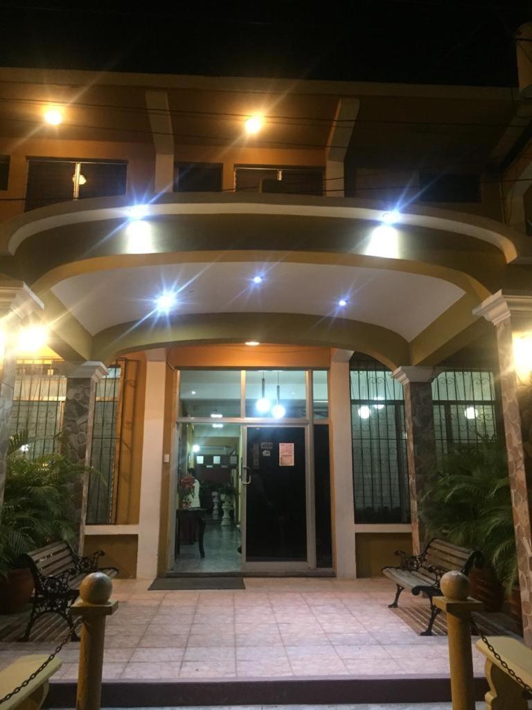 Hotel El Reformador Пуерто Бариос Екстериор снимка